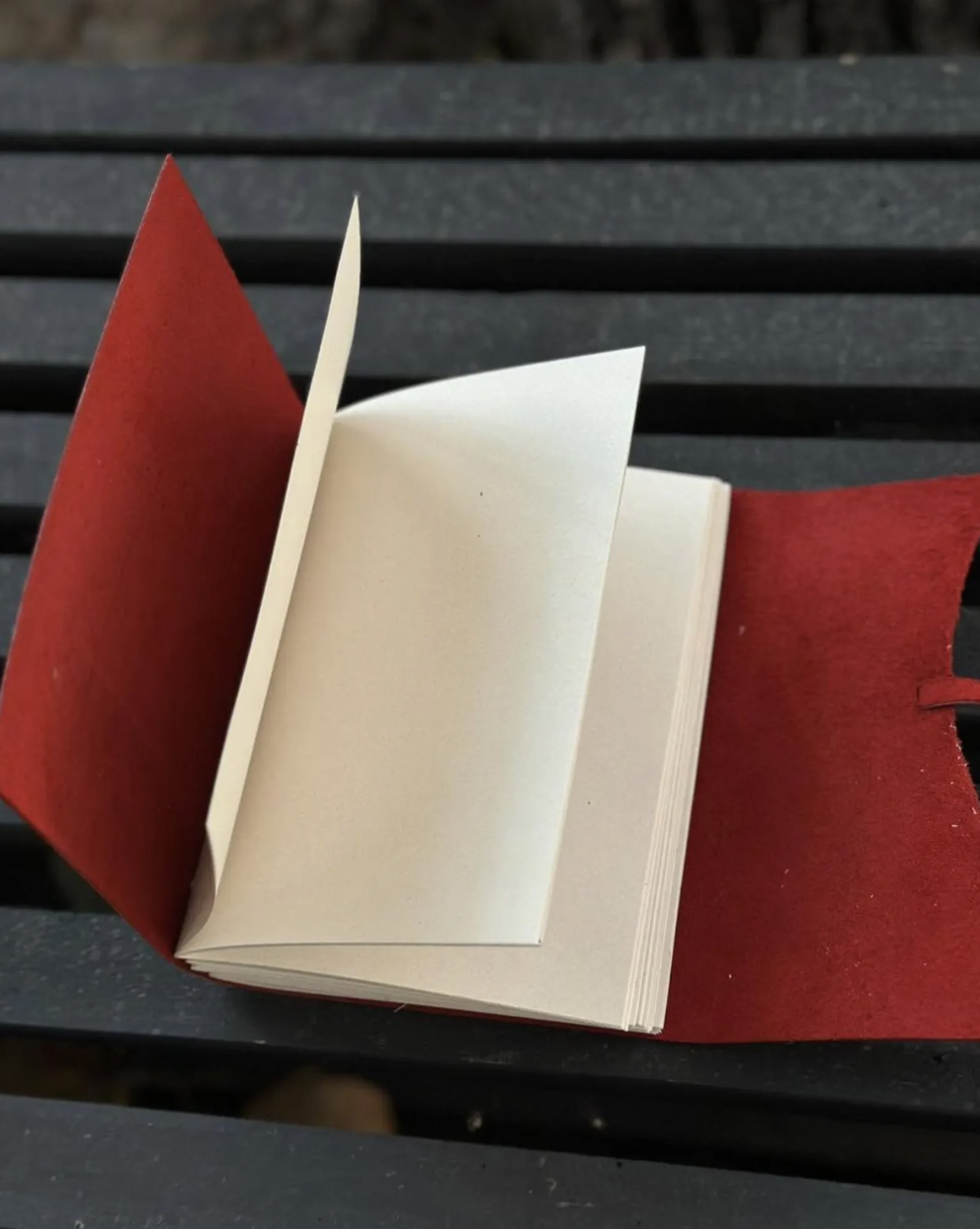 წითელი ტყავის  ბლოკნოტი (პატარა)